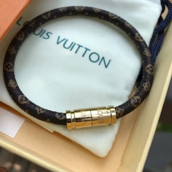 Perfect for any look, wear it alone or with a bracelet - Picture 1 of 5